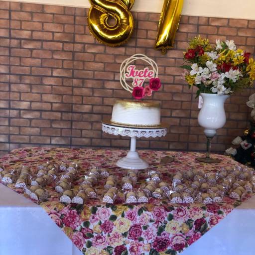 Itens para mesa do bolo  em Bauru, SP por Elegance Festas