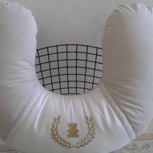 Almofada de amamentação  por Ponto Paris Enxovais