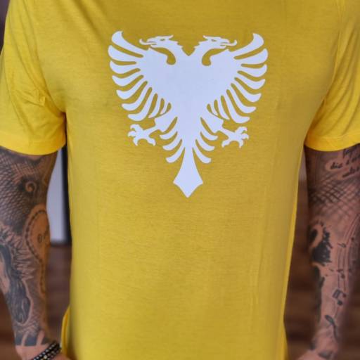 Camiseta amarela estampada com o logo da Cavelera - Bauru por Beckhan Mens Wear