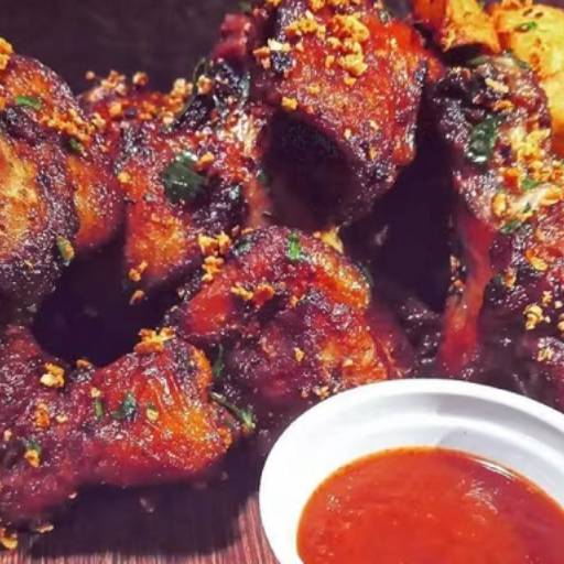 Porção de Drumet frito(coxinha da asa) ao molho agridoce picante.