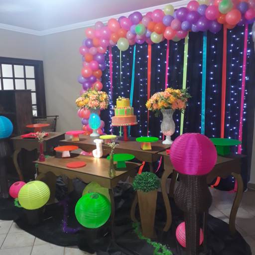 Decoração para Festa de Aniversário Tema Neon - BAURU por Erica Zagatto Decorações