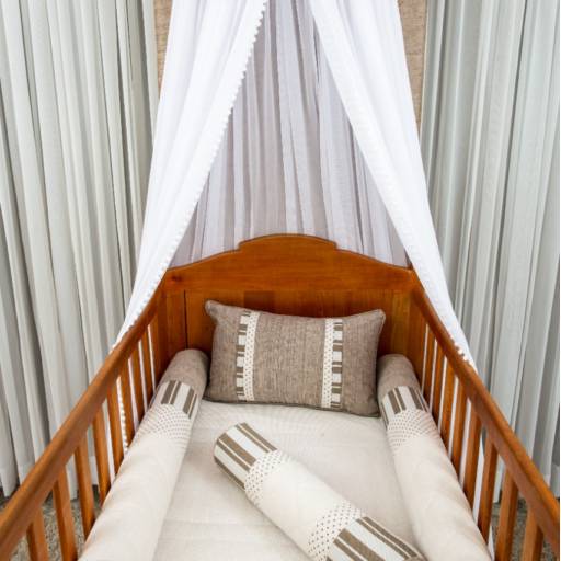 Kit Berço com Laterais em Rolos e Armação 1/2 Lua de Parede e Dossel de Microtule (mosqueteiro) por Ponto Paris Enxovais