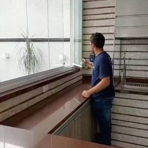 Conserto em cortina de vidro