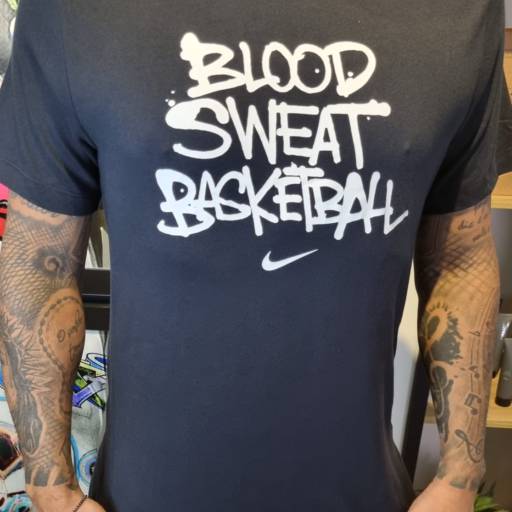 Comprar o produto de Camiseta Nike preta "Blood, Sweat, Basketball" em Camisetas pela empresa Beckhan Mens Wear em Bauru, SP por Solutudo