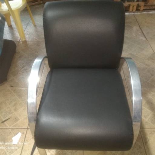 Troca de Estofamento de Poltrona Preta com Braços Prateados por Carlão Capoteiro e Estofador