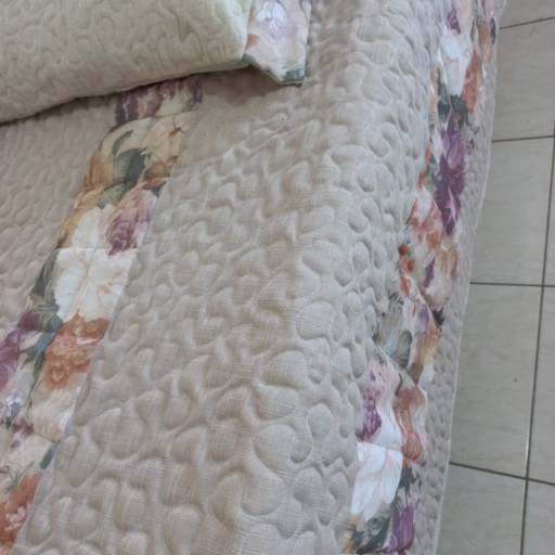 1 Colcha de Solteiro Matelasse Leve em Tons de Bege Roseado e Tiras Florais no Acabamento e no Centro por Ponto Paris Enxovais