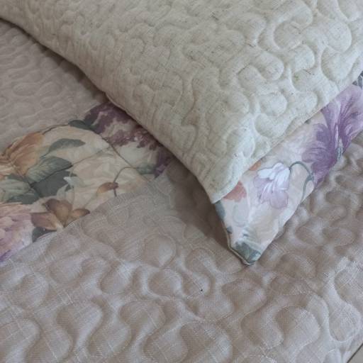 1 Colcha de Solteiro Matelasse Leve em Tons de Bege Roseado e Tiras Florais no Acabamento e no Centro por Ponto Paris Enxovais