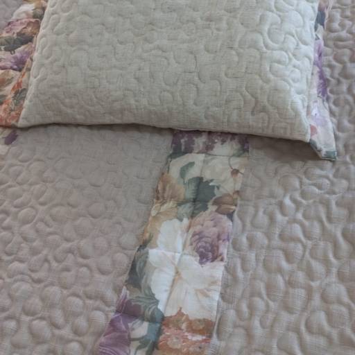 1 Colcha de Solteiro Matelasse Leve em Tons de Bege Roseado e Tiras Florais no Acabamento e no Centro por Ponto Paris Enxovais