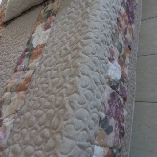 1 Colcha de Solteiro Matelasse Leve em Tons de Bege Roseado e Tiras Florais no Acabamento e no Centro por Ponto Paris Enxovais