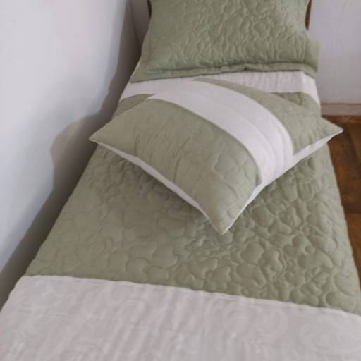 1 Colcha de Solteiro Matelassé Leve em Marfim Devore com Verde por Ponto Paris Enxovais