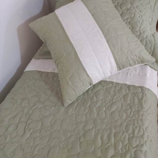 1 Colcha de Solteiro Matelassé Leve em Marfim Devore com Verde por Ponto Paris Enxovais