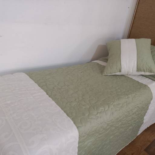 1 Colcha de Solteiro Matelassé Leve em Marfim Devore com Verde por Ponto Paris Enxovais