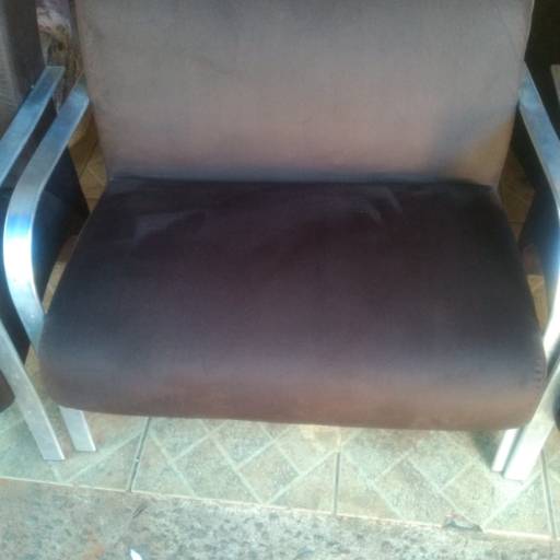 Poltronas de um e dois lugares na cor Café por Carlão Capoteiro e Estofador