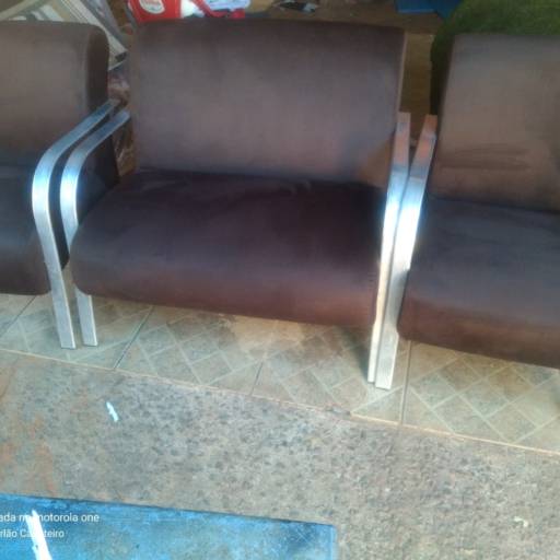 Poltronas de um e dois lugares na cor Café por Carlão Capoteiro e Estofador