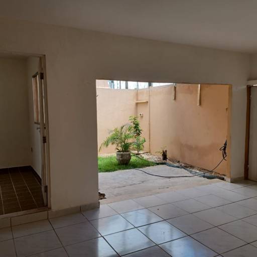 Garagem com vista para entrada da sala e jardim