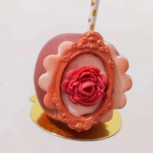 Chocomaçã no palito por Bela Lilás Confeitaria Personalizada