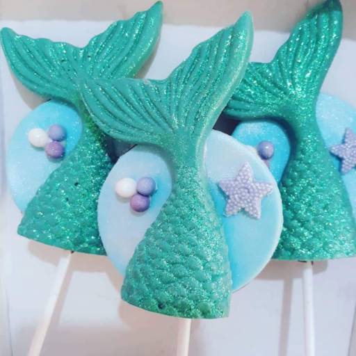 Pirulitos de Chocolate por Bela Lilás Confeitaria Personalizada