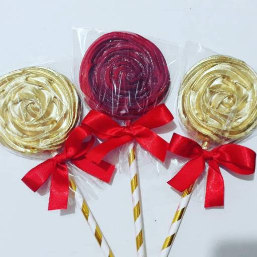 Pirulito de Suspiro por Bela Lilás Confeitaria Personalizada
