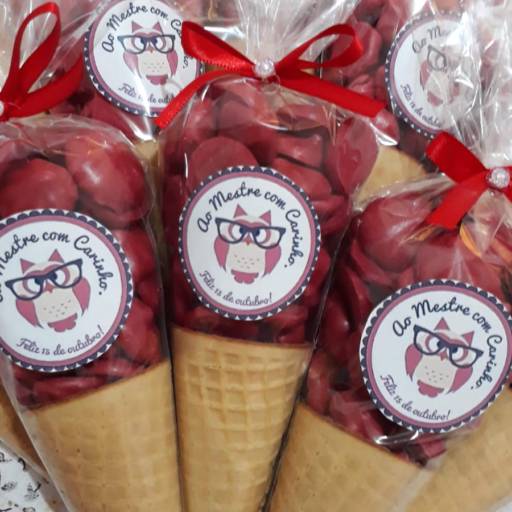 Cone de Suspiros por Bela Lilás Confeitaria Personalizada