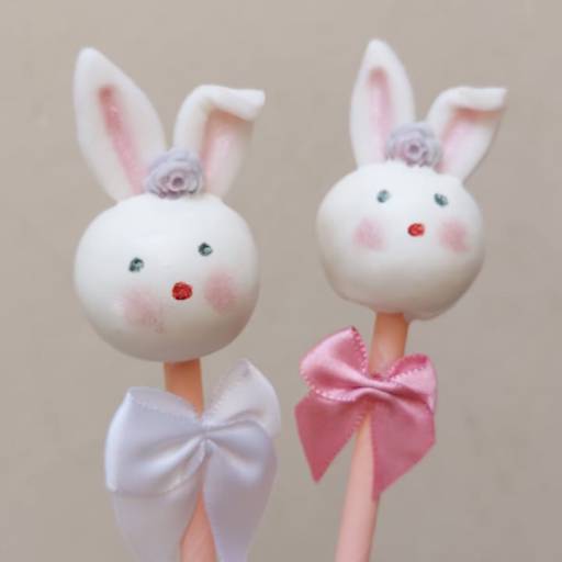 Cake Pops por Bela Lilás Confeitaria Personalizada