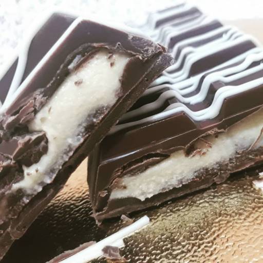 Barra de Chocolate rechada por Bela Lilás Confeitaria Personalizada