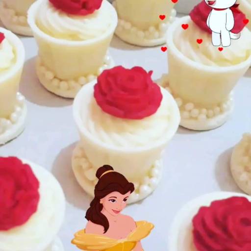 Bombom aberto por Bela Lilás Confeitaria Personalizada