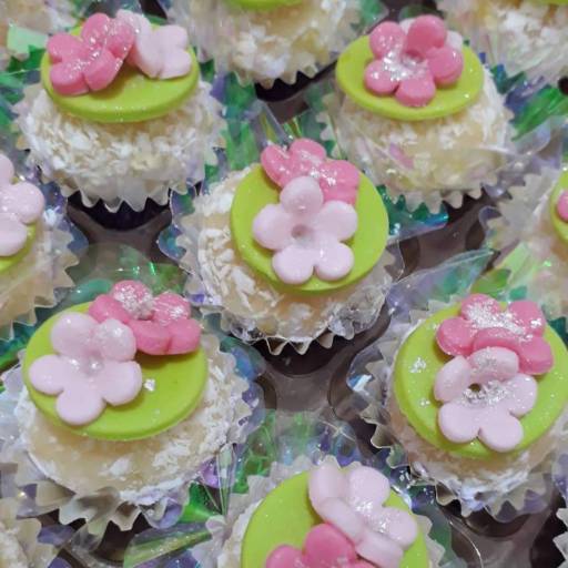 Brigadeiros Gourmet  por Bela Lilás Confeitaria Personalizada