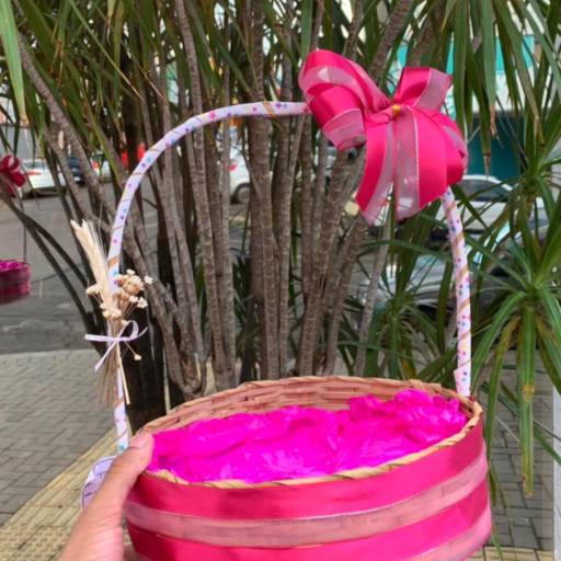 Cesta Personalizada Rosa  por EmbalaFoz Tudo em Embalagens