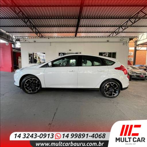 FOCUS HATCH 2.0 16V 4P TITANIUM PLUS FLEX por Mult Car Bauru