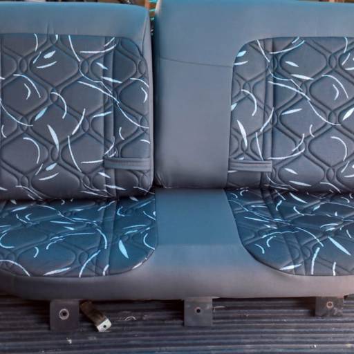 Bancos Tapeçados com Material Linhavado por Carlão Capoteiro e Estofador Bancos Tapeçados com Material Linhavado por Carlão Capoteiro e Estofador