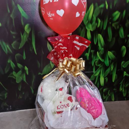 Cesta vermelha e dourado para dia dos namorados em Bauru por Renata Embalagens