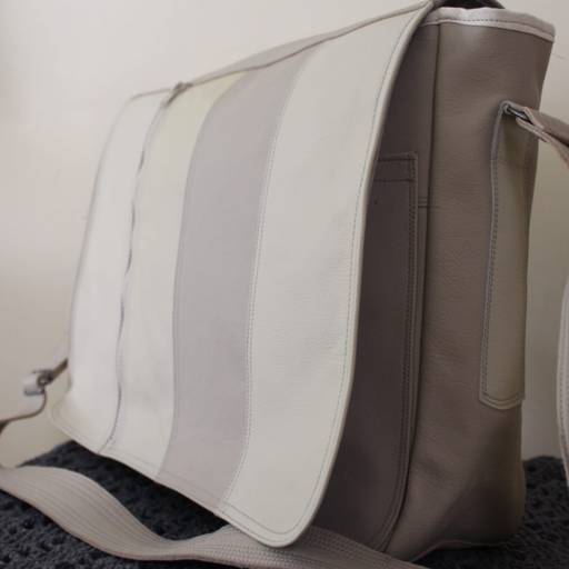 Bolsa de Lado Bege em Bauru por Maximo's Couro - Cintos, Bolsas e Artigos em Couro