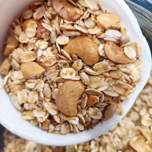 Tem Granola De Caju saindo crocantinha do forno!!! 