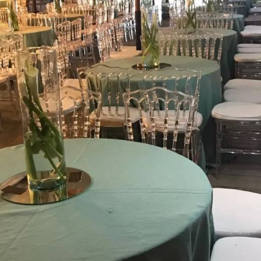 Mesas, cadeiras Tiffany, Dior, ferro e plástico por Jeanne Festas e Eventos