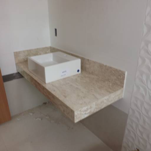 LAVATÓRIO E NICHO EM MÁRMORE TRAVERTINO por Marmoraria Design