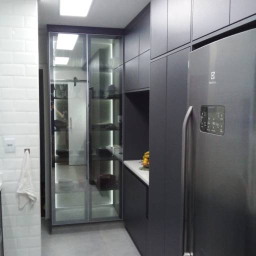 Cristaleiras por Frondeli móveis planejados (100% MDF)