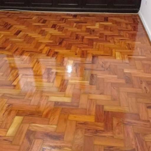 Aplicação de resina em tacos madeira por Zé do Taco - Colocação e Restauração de Pisos de Madeira 