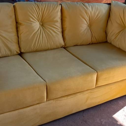 Sofá de Três Lugares em Sued Floral por Carlão Capoteiro e Estofador