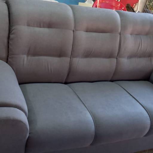 Sofá de Três Lugares em Sued Liso por Carlão Capoteiro e Estofador Sofá de Três Lugares em Sued Liso por Carlão Capoteiro e Estofador