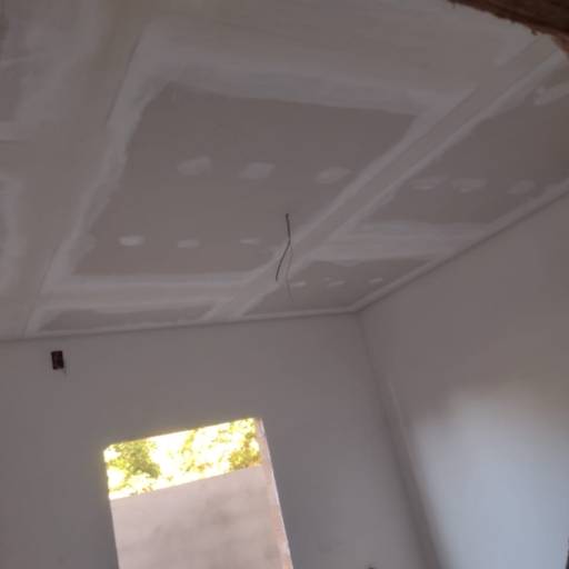 Aplicação de gesso liso  por Construtora Souza