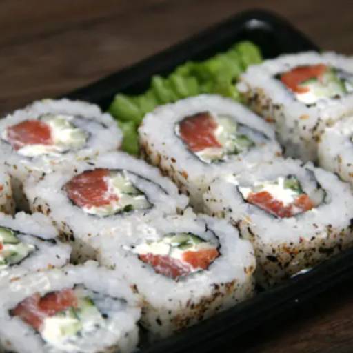 Uramaki de salmão por Sushi SA Jundiaí