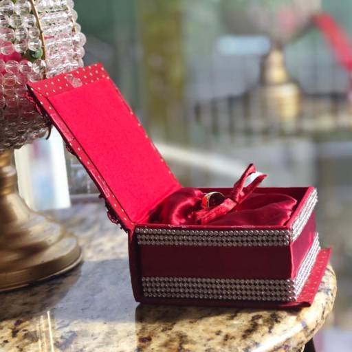 Porta aliança vermelho rendado com brilho em Bauru por Aguiar Noivas, Festas e Ternos