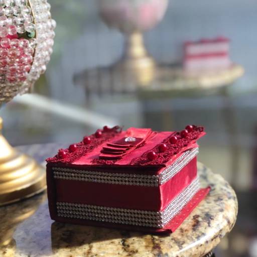 Porta aliança vermelho rendado com brilho em Bauru por Aguiar Noivas, Festas e Ternos