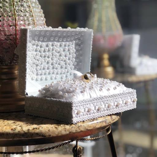 Porta aliança branco com pérolas e renda em Bauru por Aguiar Noivas, Festas e Ternos