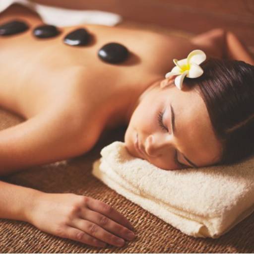 Massagem com pedras quentes por Adriana Venancio  massoterapeuta
