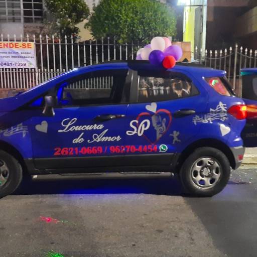 Carro decorado com som de competição