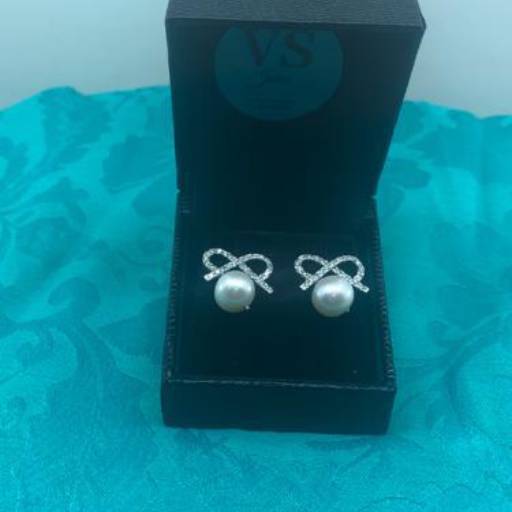 Brinco de pérolas e diamantes