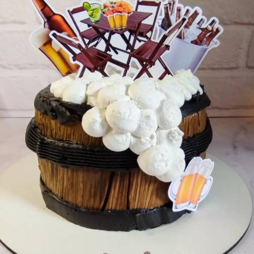 Bolo de aniversário temático por Menina Brigadeiro