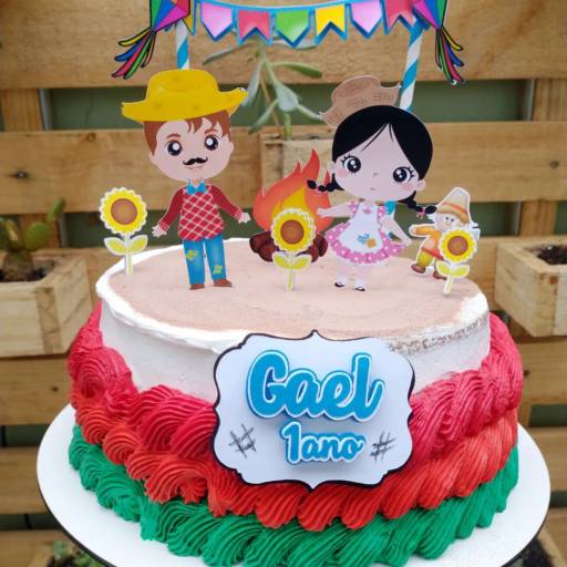 Bolo de aniversário temático por Menina Brigadeiro