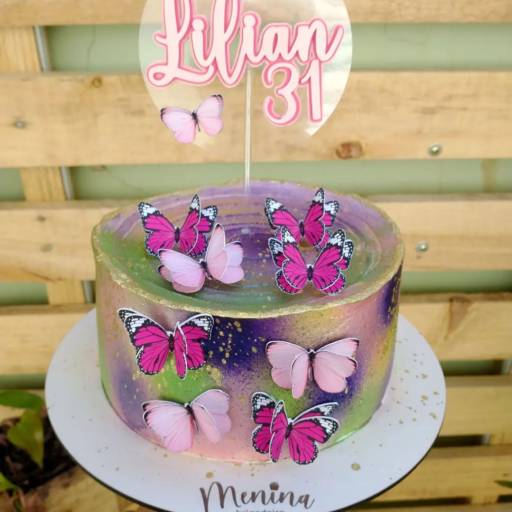 Bolo de aniversário temático por Menina Brigadeiro